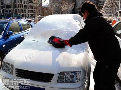 冬季雪后擦车