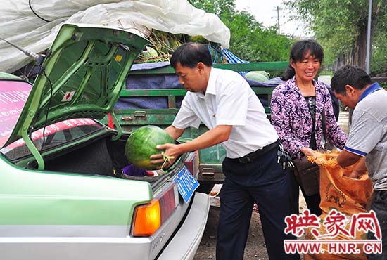 周和房等人将西瓜装上出租车