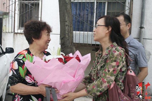 河南电台戏曲广播副总监张彤为原郑州越调剧团雷桂花送上鲜花