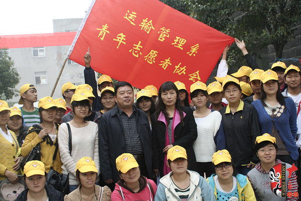 现场挤满了来自各个大学的志愿者