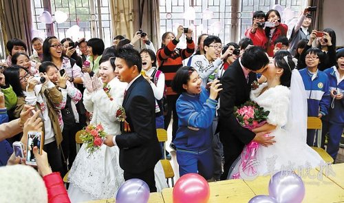 10对老师新人在校园里举行集体婚礼，在教室里接新娘、拜堂