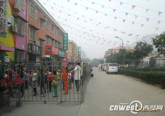 网友贴出的照片中，启智幼儿园在门前道路上拉开一圈围栏，围栏里有孩子正在做操