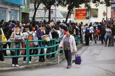 2012年12月1日早晨，香港一处SAT考场，考生在等候进场