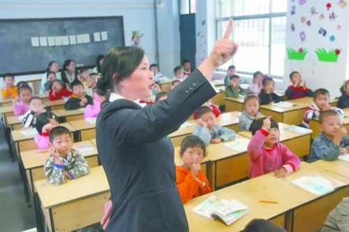 不到上小学年龄的孩子，只得在幼儿园复读或者上“幼小衔接班”