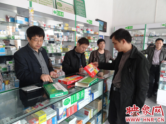 漯河市食品药品监督管理局执法人员进行药品安全检查