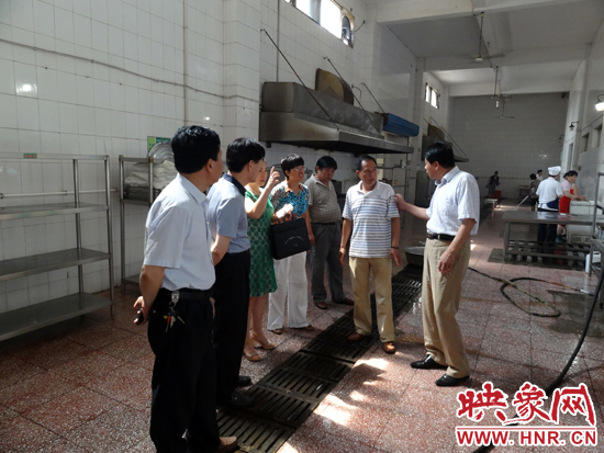 漯河市食品药品监督管理局组织开展高考期间考场学校食品安全专项整治行动