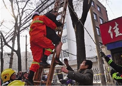 老汉右腿烧伤，树下扔了一只烧焦的鞋