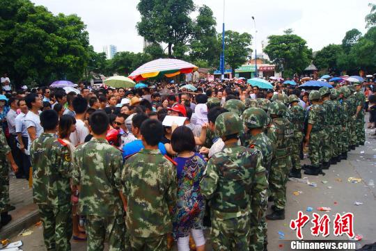 7月9日，聚集在中国人民银行北海市中心支行的外地民众越来越多，当地官方不得不出动大批边防、武警前往维