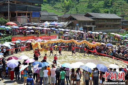 图为当地红瑶民众舞起长龙祈求风调雨顺。中新社发 韦吉阳 摄