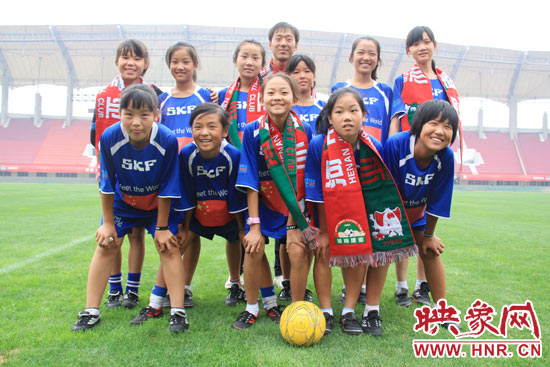 7月22日，在瑞典参加“小世界杯”的河南漯河临颍北街小学女子足球队回到郑州。