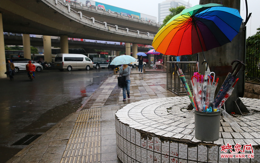 路边的雨伞摊等待着顾客的光顾