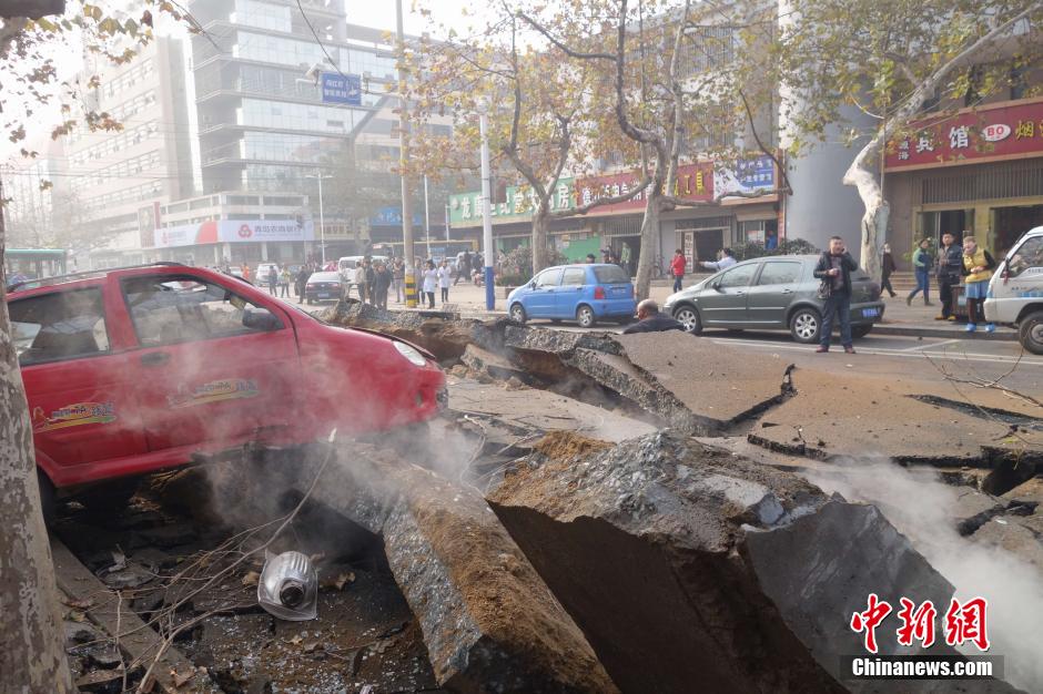 中石化黄潍输油管线破裂起火原油泄漏致多人死亡