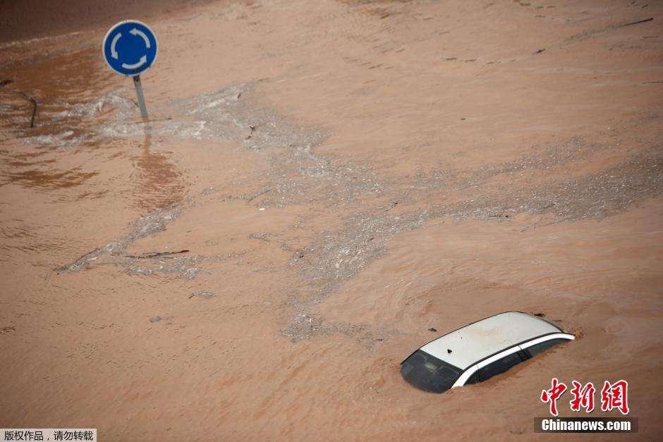 西班牙连日暴雨导致洪水泛滥 车辆被水淹没