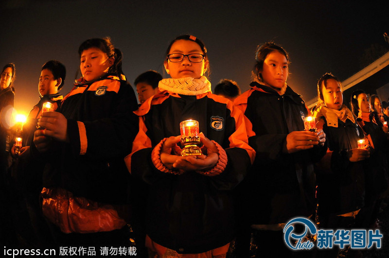 “为南京大屠杀遇难者守灵仪式暨和平烛光祭”活动在侵华日军南京大屠杀遇难同胞纪念馆祭场举行。