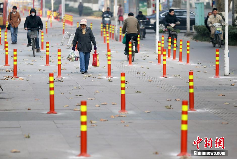 南京街头隔离桩密布 市民穿行似走“梅花阵”