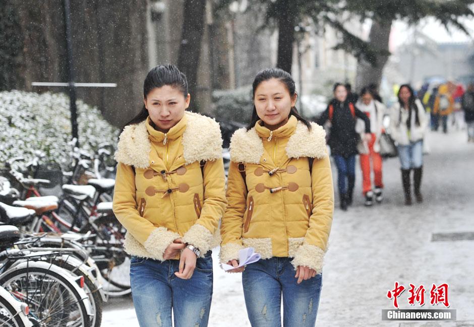 中央戏剧学院开考 帅哥靓女冒雪赶考