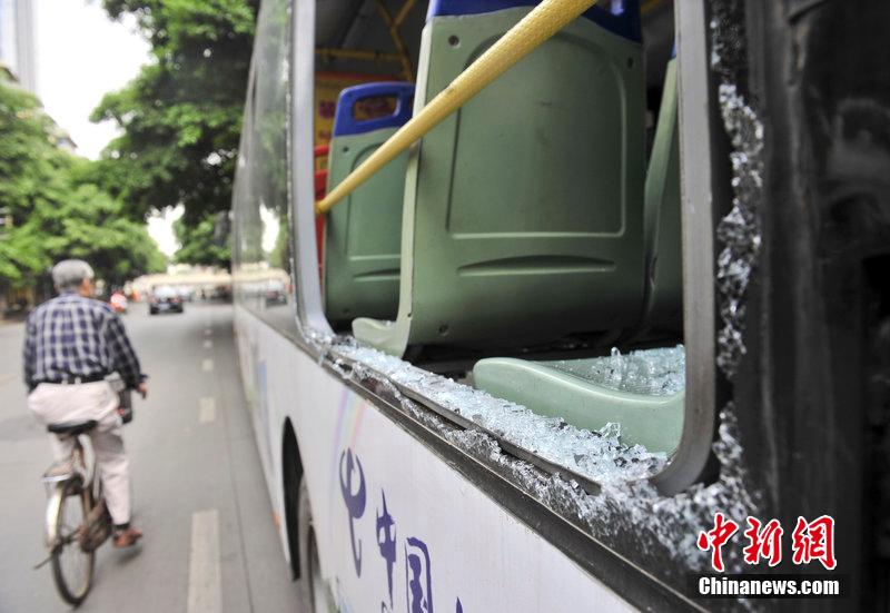 成都一女乘客自称闻到焦臭味 公车行驶中砸窗跳车