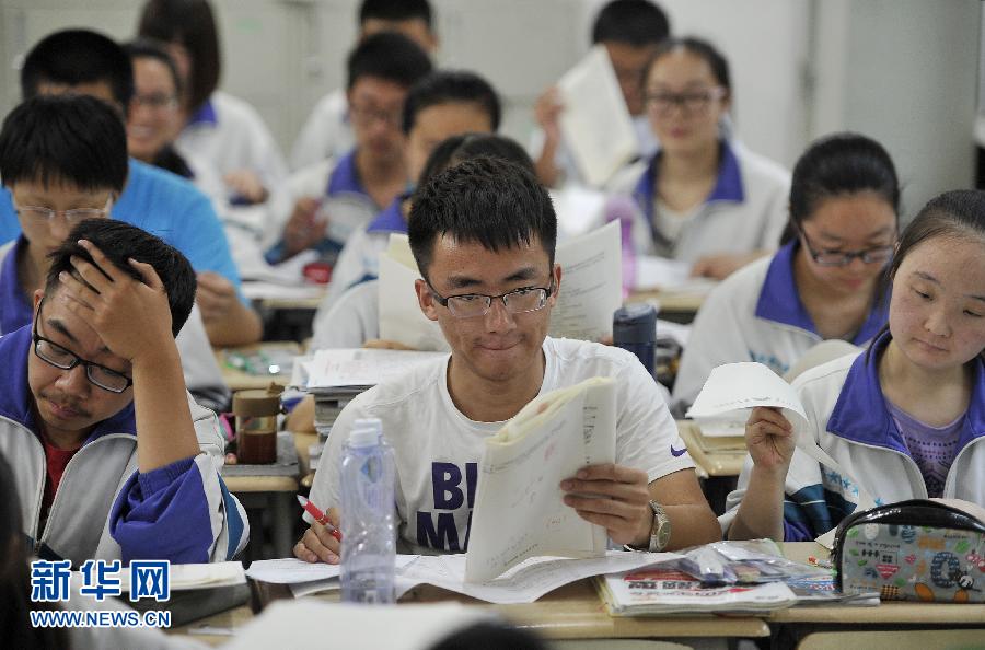 6月3日，银川一中高三学生在教室里复习功课。