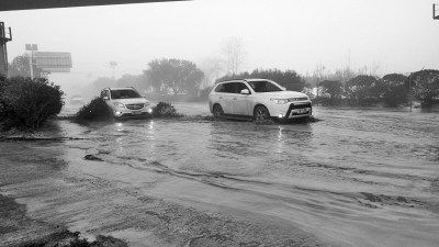 郑州新田大道无雨水管道 百米路被淹达半米以上