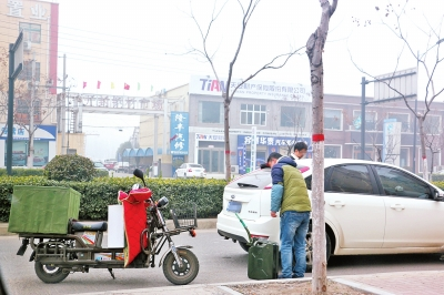 开封出现骑电动车兜售汽油的“速递员”