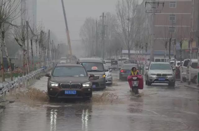 郑州一道路常年积水 商户调侃“欲买船”