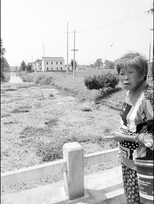 河里长满浮萍漂着垃圾，村民有时不得已用河水应急