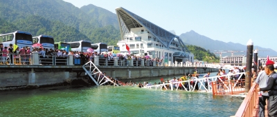 昨天上午10点左右，江西庐山西海风景区司马旅游码头发生桥面塌陷事故，造成18名游客擦伤或落水。景区表示，目前已对擦伤或落水游客进行有效救治和妥善处置，并对游客损失的财物进行登记。