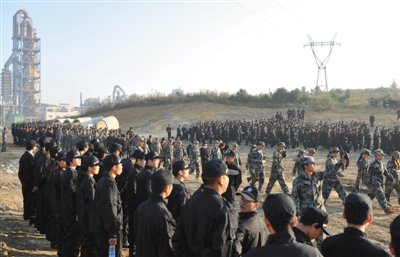 10月12日，贵阳，观山湖区控拆违指挥部组织2500余人到金华镇上铺村空山坝，对54栋违法建筑进行