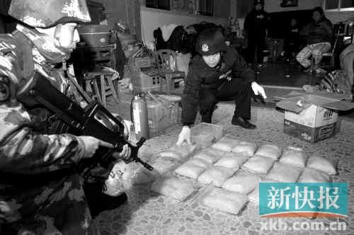 警方在村民家中搜获大量冰毒。