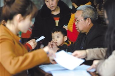 昨日，家长为服用药品的幼儿登记参加体检。西安两所幼儿园长期给园内幼儿集体服用“病毒灵”。