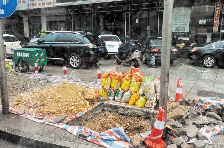 远大一路两侧，市政工程开挖的一个个大坑没有进行围挡，碎石、黄土、彩条布散落一地，过往市民避之不及。