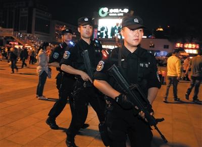 6月2日，北京火车站广场，铁路警方会同东城分局站前派出所进行突发事件处置演习。新京报记者 侯少卿 摄