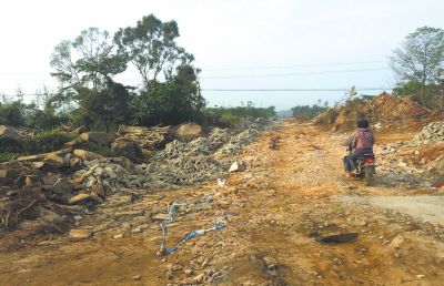 海口市三江镇南桃村边，规划的康乐园项目工地在冲突后成为一片废墟，施工队已撤离。