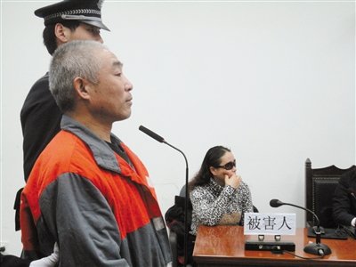 54岁男子因房屋拆迁分利不均向女友家扔炸弹