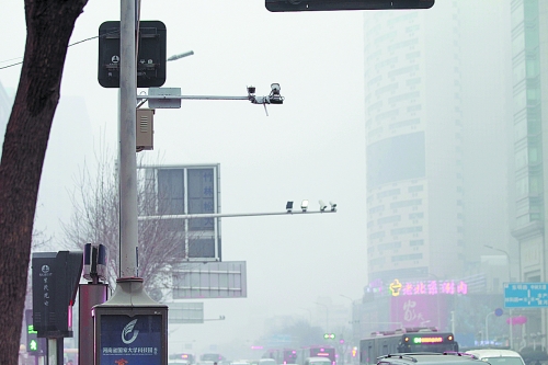 郑州市区出现小型监控摄像头 警方：暂不抓拍交通违章