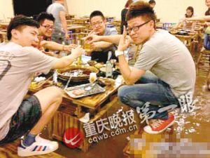 暴雨致水淹火锅店 4男子淡定蹲上凳子吃火锅