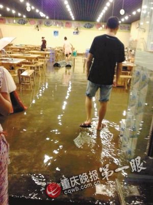 暴雨致水淹火锅店 4男子淡定蹲上凳子吃火锅