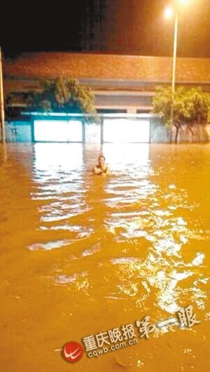 暴雨致水淹火锅店 4男子淡定蹲上凳子吃火锅