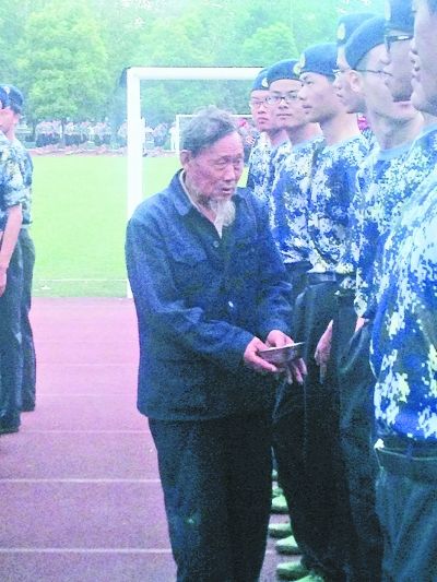 老人在军训队伍里“检阅式”行乞