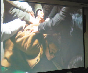嫌疑人杨某在打麻将时，被便衣民警当场抓获记者 王涛翻 拍