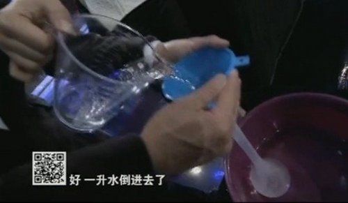 央视播“安全套装水”试验