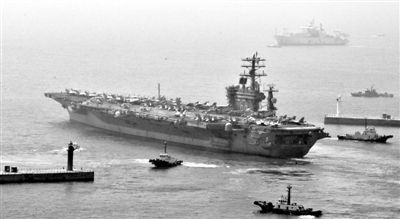 5月13日，美国9700吨级“尼米兹号”核动力航母离开韩国釜山港后驶向浦项附近的东部海域。