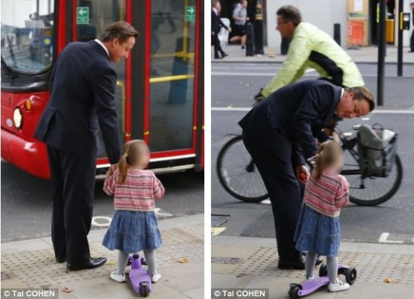 英国首相卡梅伦步行送女儿上幼儿园。