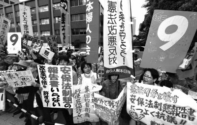 　5月15日，日本东京，民众集会抗议政府修宪。图/东方IC