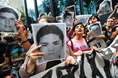 10月15日，墨西哥城，墨西哥数所高校学生在墨西哥总检察院前举行示威活动，要求政府交出43名失踪学生