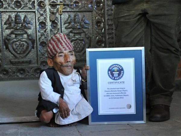 世界最矮男人、来自尼泊尔的钱德拉·巴哈杜尔·当吉