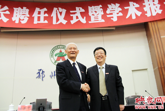 4月2日下午，南振中从郑州大学党委书记郑永扣手中接过聘任证书