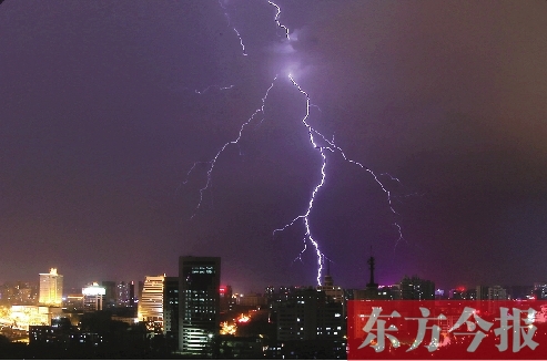 郑州再次狂风暴雨 瞬时雨量逼近50毫米