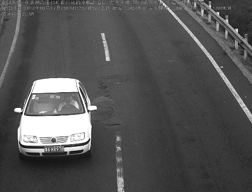 智能交通管理系统抓拍的司机在高速路上驾车打电话的照片