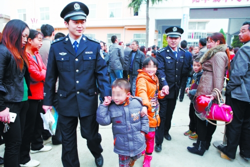 两位民警接小姐弟俩放学回“家”